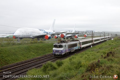 BB 7230 passing by out of service A380 near Tarbes, with ICN Paris - Tarbes