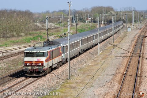 Speeding through Haussignemont, BB 15003 with a Corail train between Metz and Paris Est