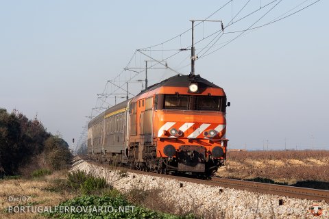 Intercity train 592/3 Lisboa - Beja roaring at Fernando Pó