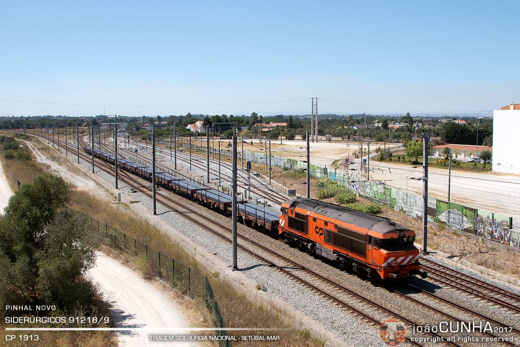 Steel train from Siderurgia Nacional to Setúbal port, entering Pinhal Novo