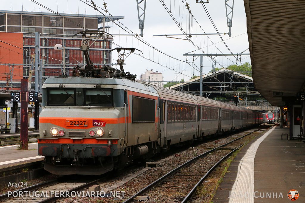 Intercity Marseille - Bordeaux halts in Toulouse with the eternal sight of a "nez cassé" locomotive