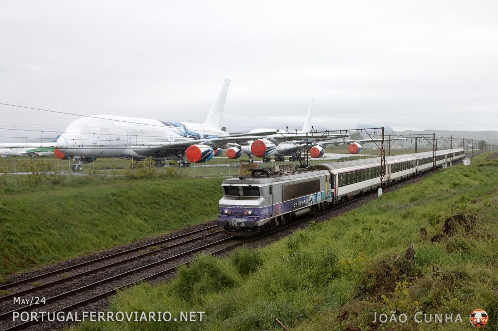 BB 7230 passing by out of service A380 near Tarbes, with ICN Paris - Tarbes