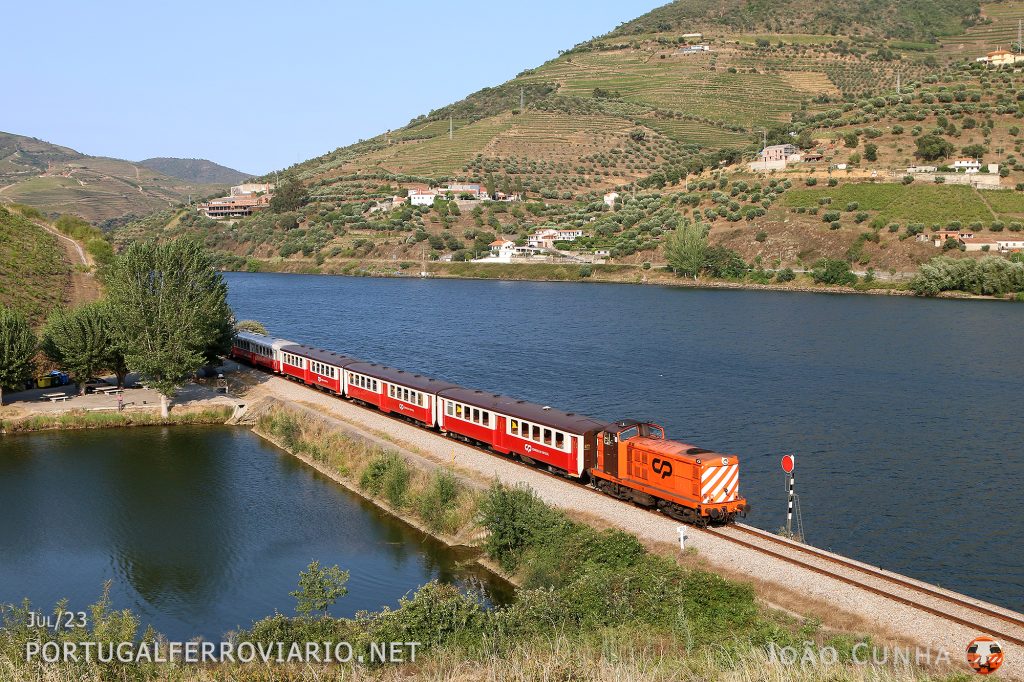Interregional 876 Pocinho - Porto lead by 1438 at Covelinhas