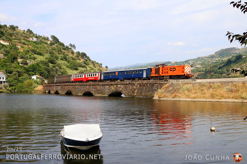 Passing by the famous Laranjal viaduc at Aregos, 1454 rocks the Douro Valley with Miradouro 21860 Pocinho - Porto São Bento