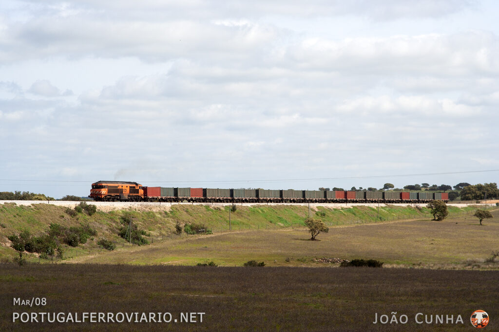 Including red containers from Aljustrel mines, 1902 leaves Picotas with a full zync & copper train to Praias Sado