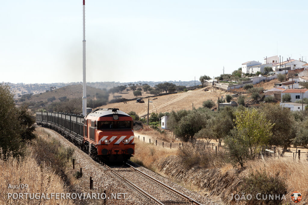 In the steepest gradient of the line just out of the mines, 1904 powerfully hauls 10 wagons to Picotas in the train 60092