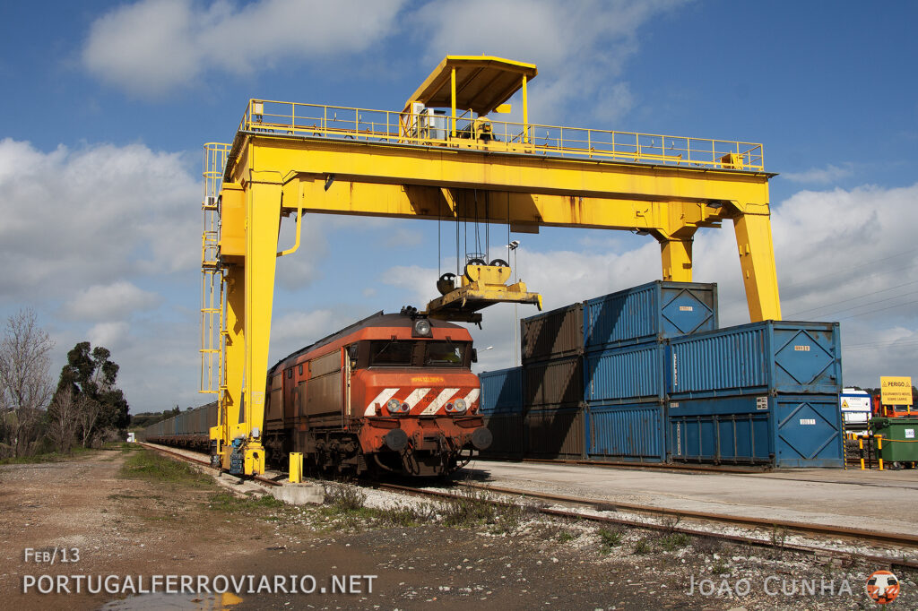Shunting at the Mines Corvo mine terminal, 1905 has just arrived from Setúbal with a sand train loaded near Vale do Guizo, en route