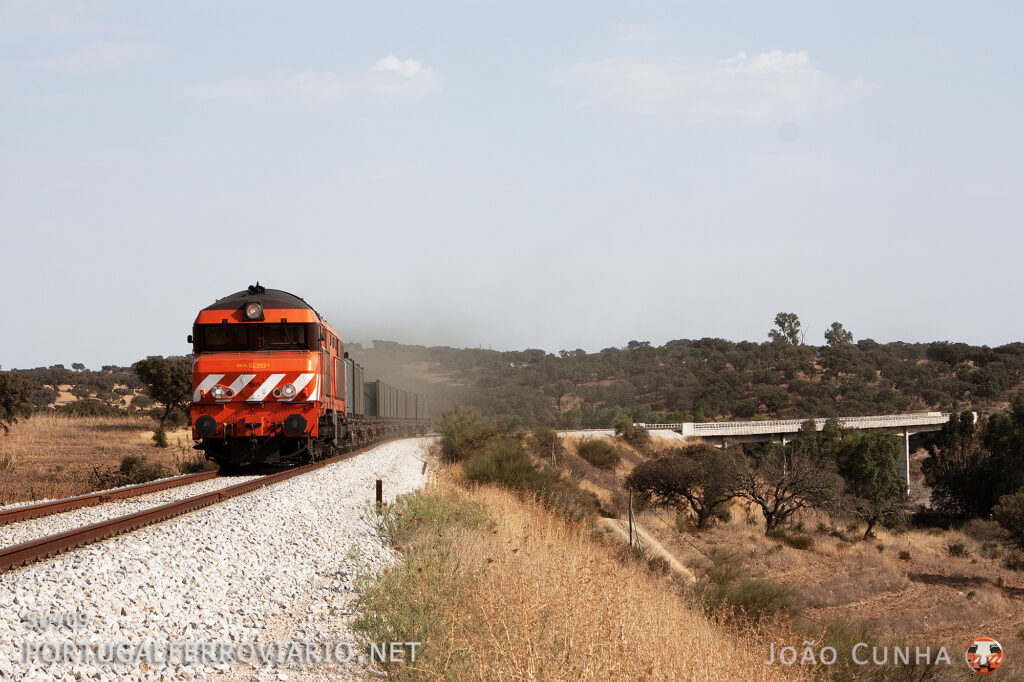 1909 is seen just after the longest bridge of the Neves Corvo branch, Maria Delgada, with train 60984/5 to Praias Sado