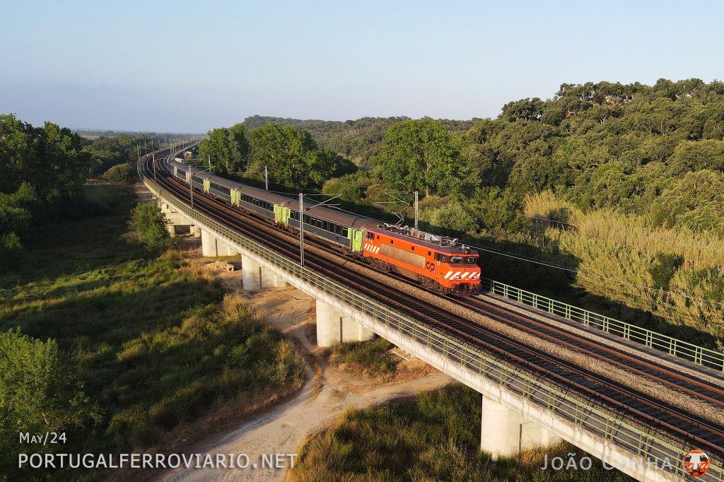 Intercity 521 Lisboa - Porto crossing the Santana viaduc