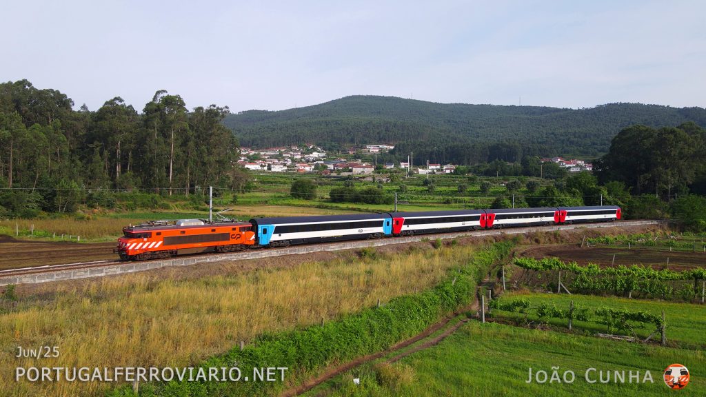 IR 850 Valença - Porto Campanhã speeding through Carapeços
