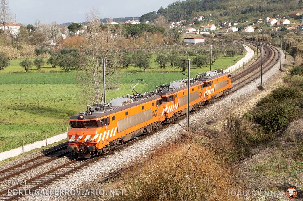 After the storm, all the orange 2600s come out - 2610, 2602 and 2609 heading to Entroncamento at Pombal