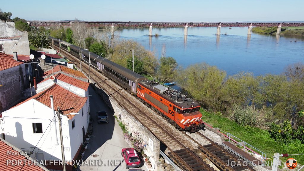 IC 524 Porto - Lisboa leaving Santarém behind, pulled by 2612