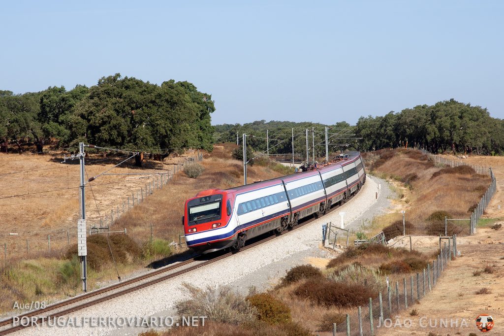 In its beautiful original livery, 4003 runs at 190 km/h through Canal Caveira in AP 180/1 Porto - Faro
