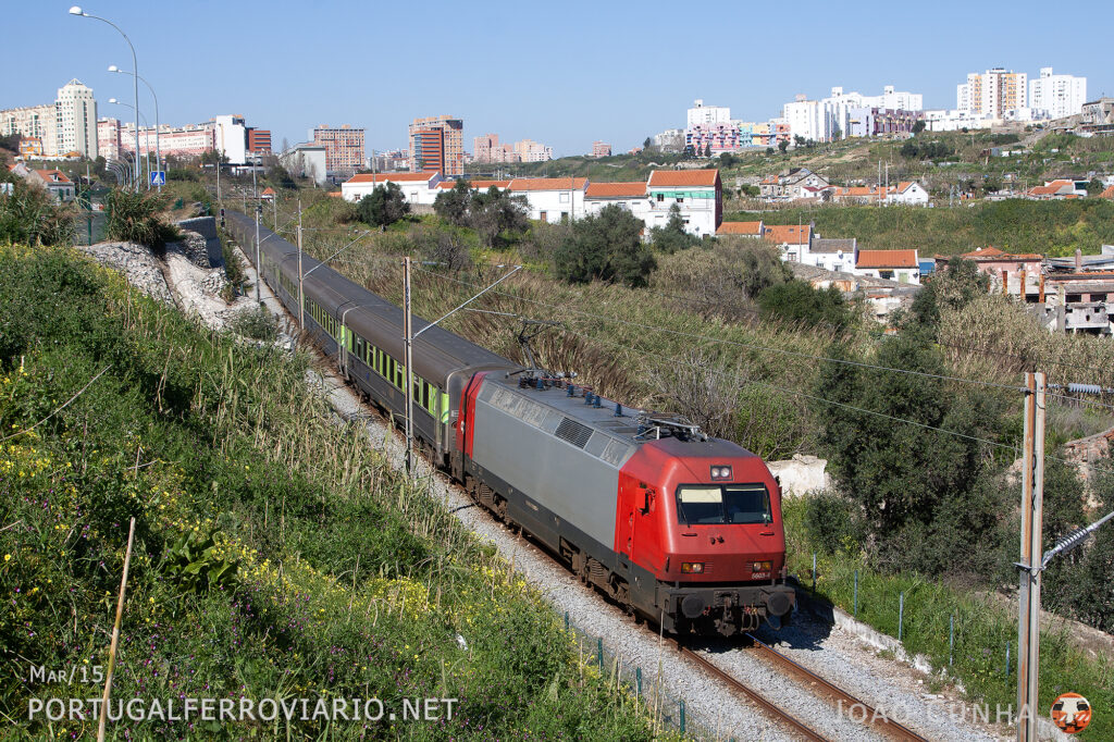 At Chelas, 5603 descends an empty rack of Corails from Amadora, having transported Benfica fans for a match at home