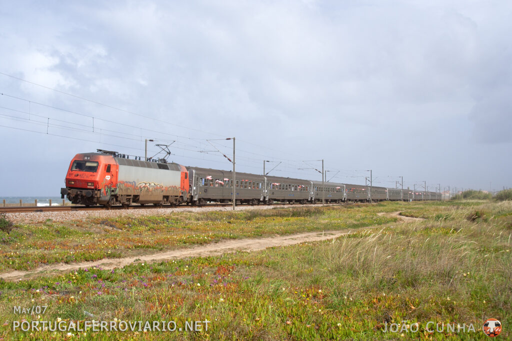 Special train for Leixões fans travelling to Moscavide passing at Espinho with loco 5615, back then usually reserved for freight duties only