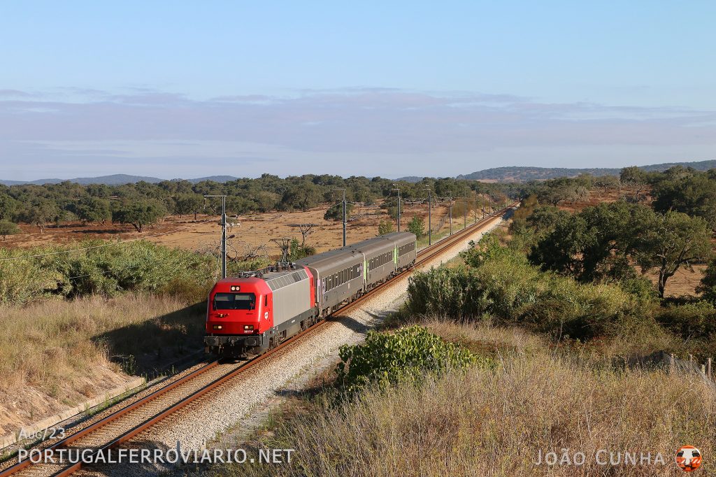 5617 approaching Casa Branca at 190 km/h with IC 590 from Lisboa to Évora