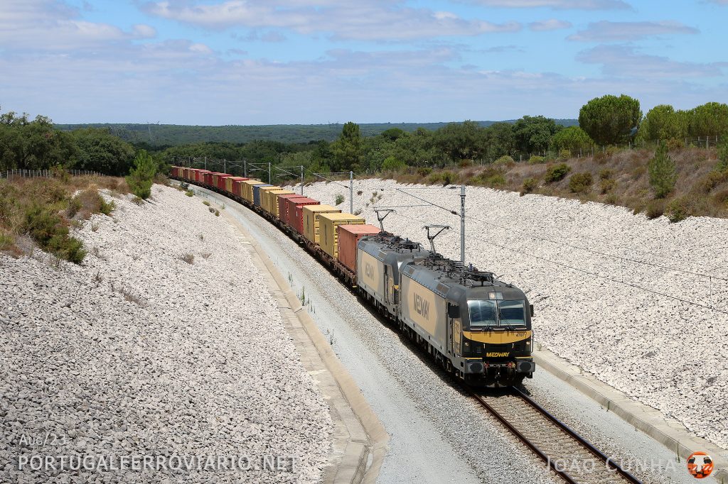 Running through the Alcácer bypass, 4707 and 4710 haul train 51383 Entroncamento - Sines