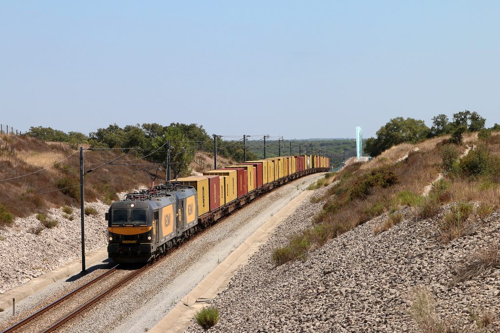 4721 and 4717 leaving behind the Sado river crossing with train 51810 Sines - Leixões