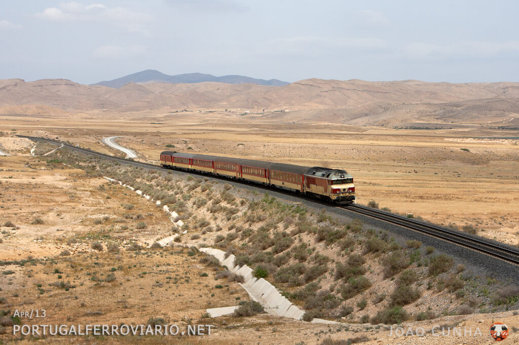 DF 104 in the desert - near the Mohamed V dam, train 503 from Beni Nsar Port to Taourirt is 10 mins away from the final destination