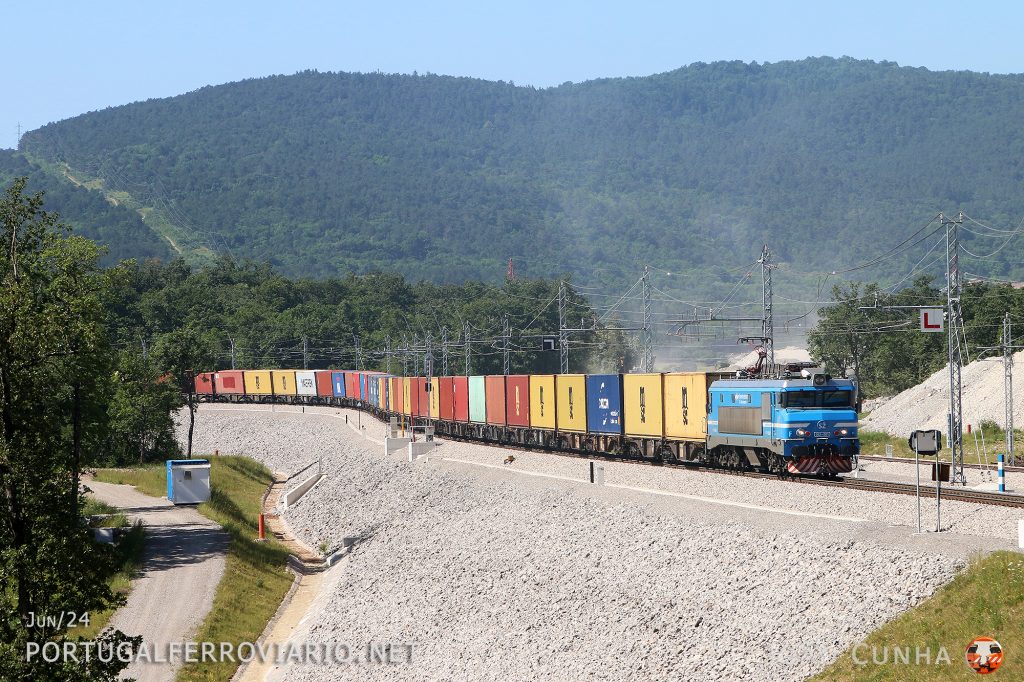 Newly livered 363.001 arriving to Divaca, with works of the new line to Koper behind it