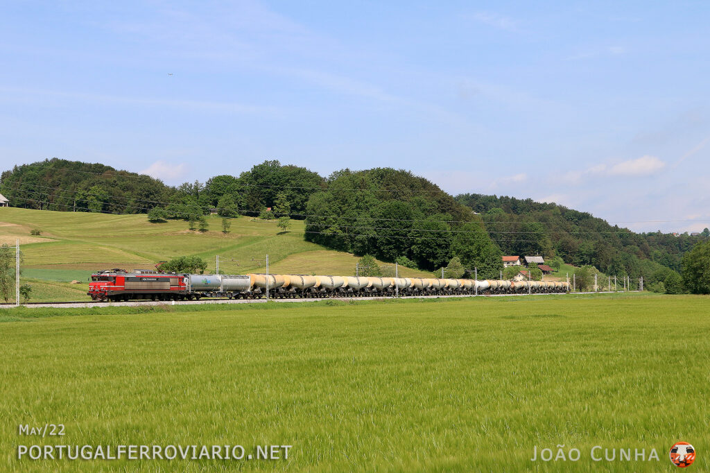 Arriving to Grobelno, 363.001 heads a southbound cement train