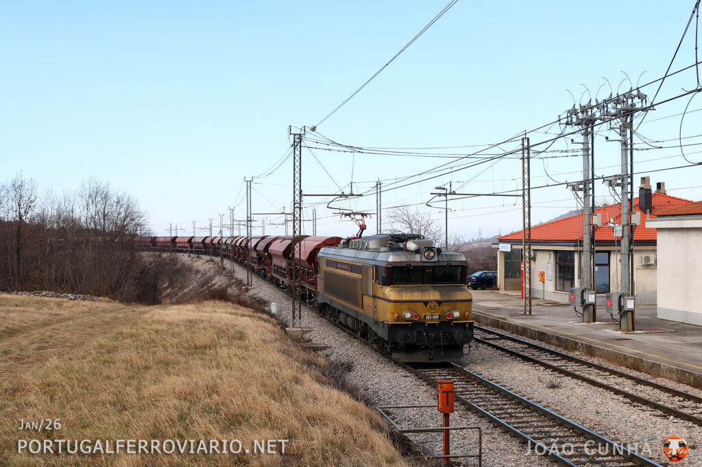 Passing by the notorious station of Crnotice, 363.005 is helped by another Brigitte in the rear to haul this train from Koper to Ljubljana
