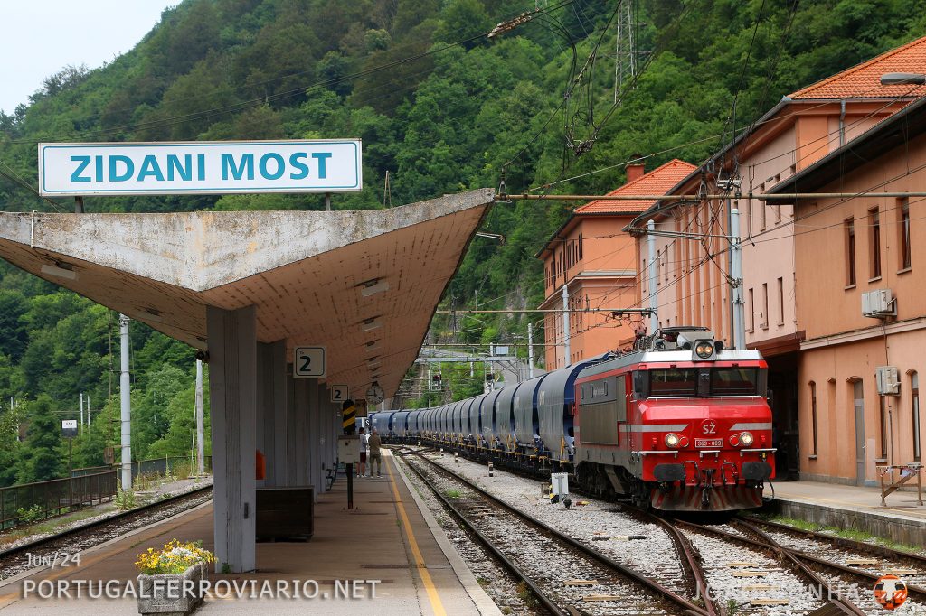 Grain hoppers train from Sezana to Ormoz, passing by Zidani Most