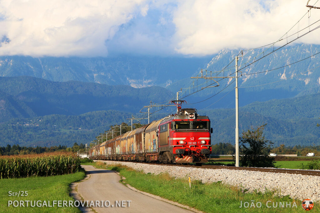 Under a fantastic sunset, Brižita 037 accelerates south of Kranj with a train from the Jesenice border to Ljubljana