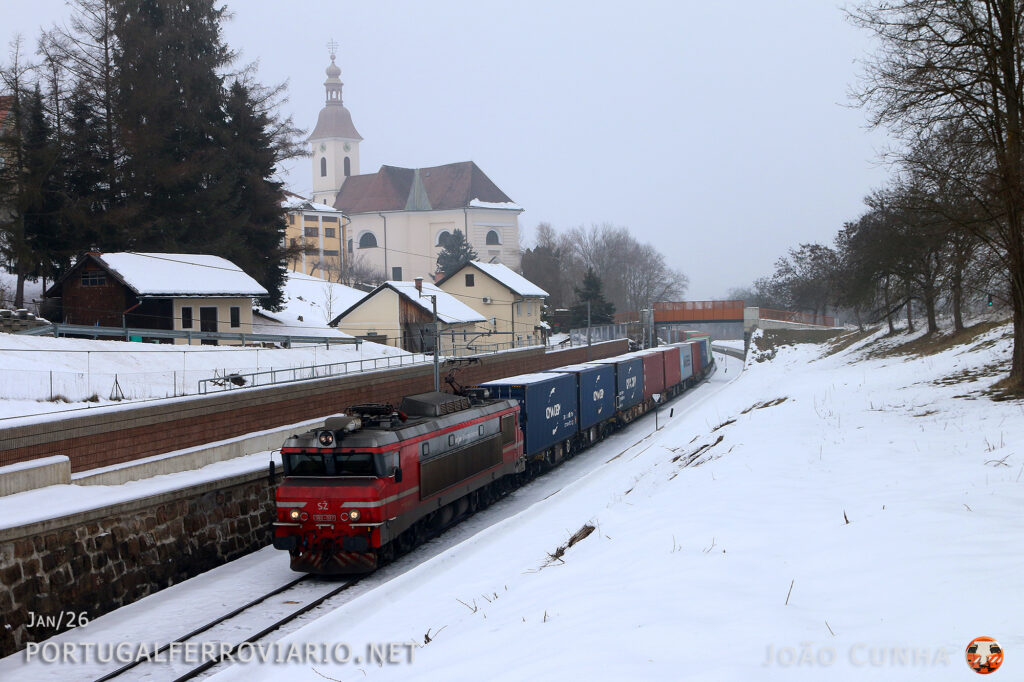 Almost -10º outside when 363.037 passes by Sentilj having just departed from the border station of Spielfeld, heading to Koper