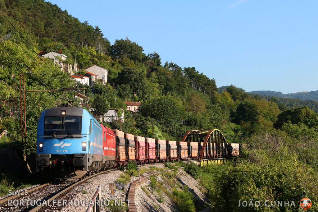 Climbing the 25/1000 continuous gradient at Podpec, the only blue Taurus (541.016) unites efforts with 541.006 and Brigitte 028 for this loaded coal train
