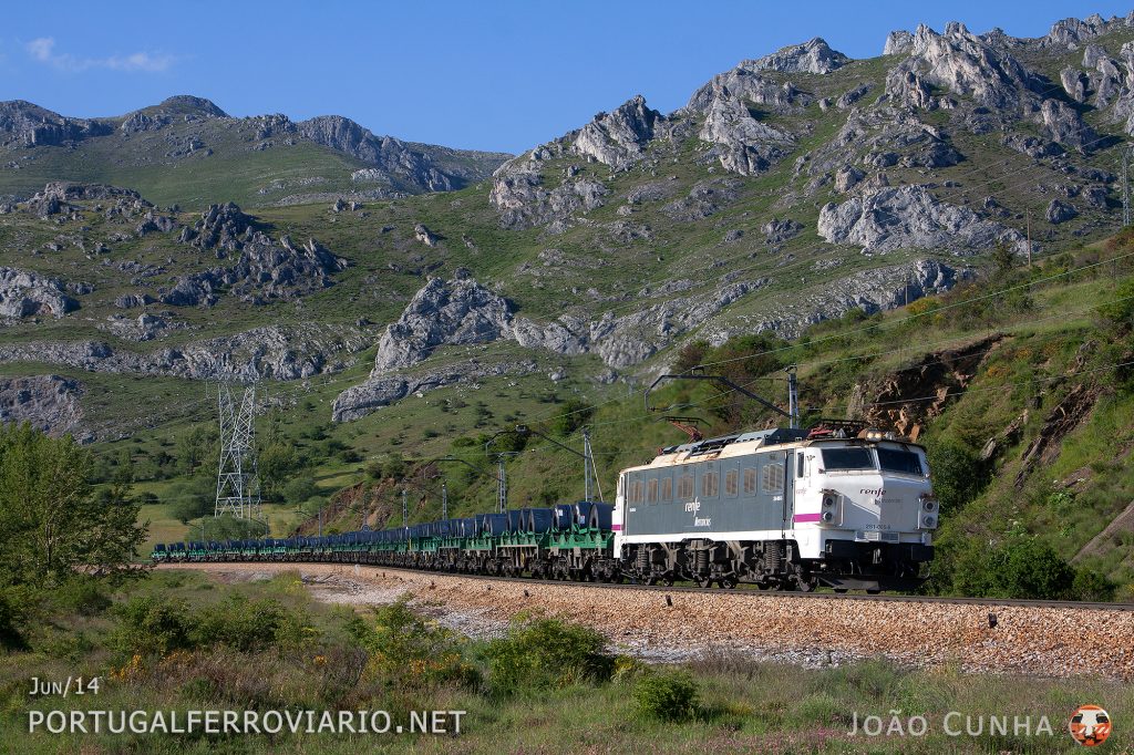 The 2000+ ton steel train 82244/5 from Trasona to Sagunto passes by Villanueva de la Tercia with Renfe 251.005