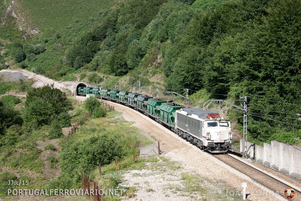 Coal train from the port of Gijon to La Robla, near Payares