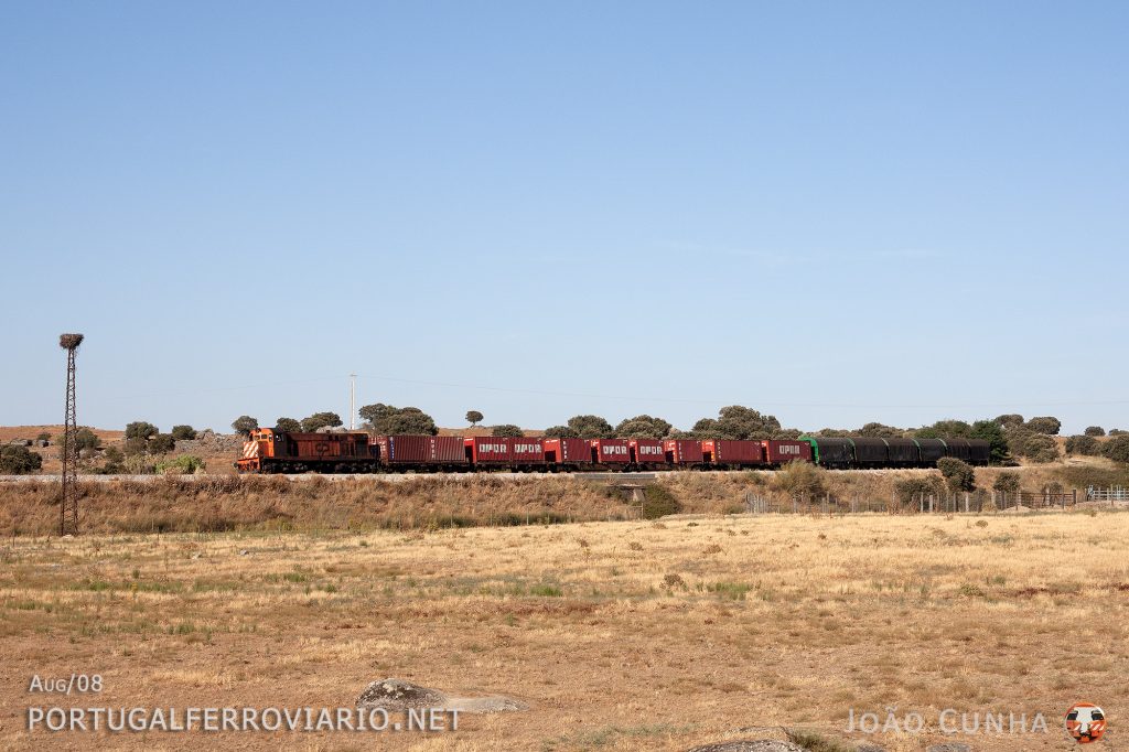 Seen just before Santa Eulália, beautiful 1550 hauls a short mixed freight train from Badajoz to Entroncamento
