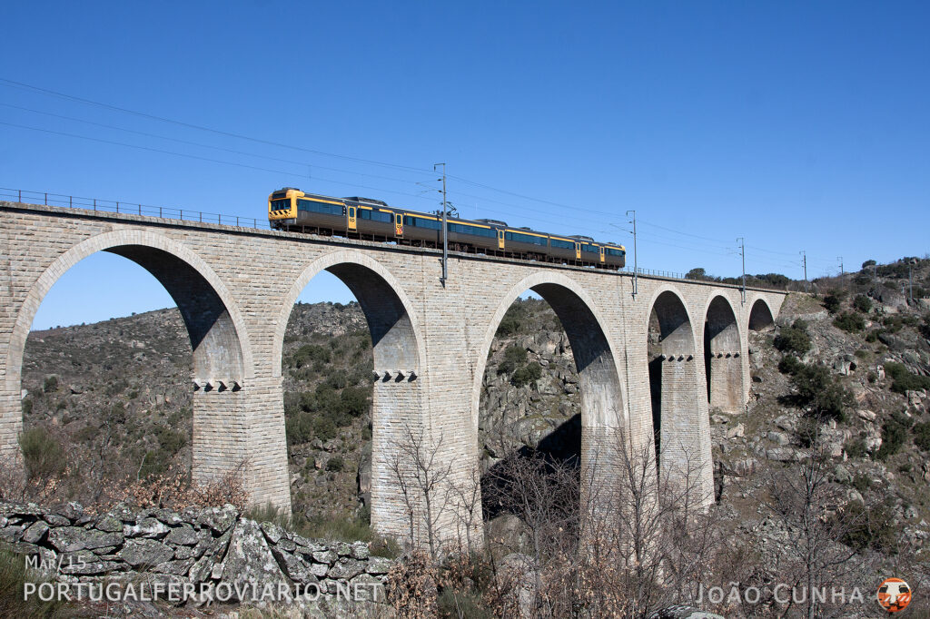 The 2261 EMU is seen at the Coa bridge, while operating regional service 5421 from Guarda to Vilar Formoso