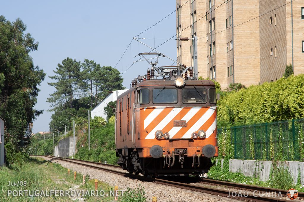 Empty ride from Gaia to Leixões for CP 2504, at Pedrouços, Leixões line