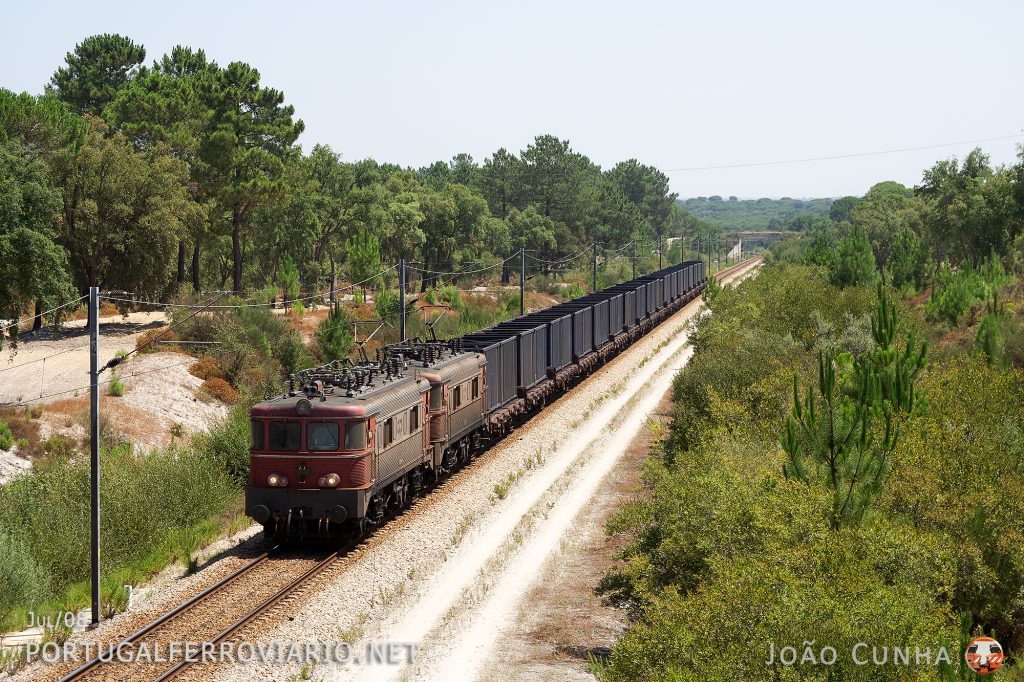 Empty petcoke train 66380/1 Souselas - Sines Port passing by the Bombel bypass with 2557+2560