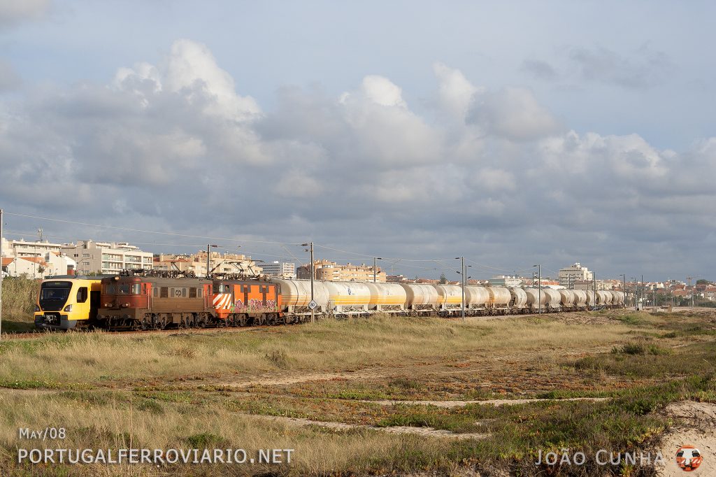 CP 2566 and 2506 leading loaded cement train 64317 from Souselas to ramal Cimpor (Travagem) at Espinho