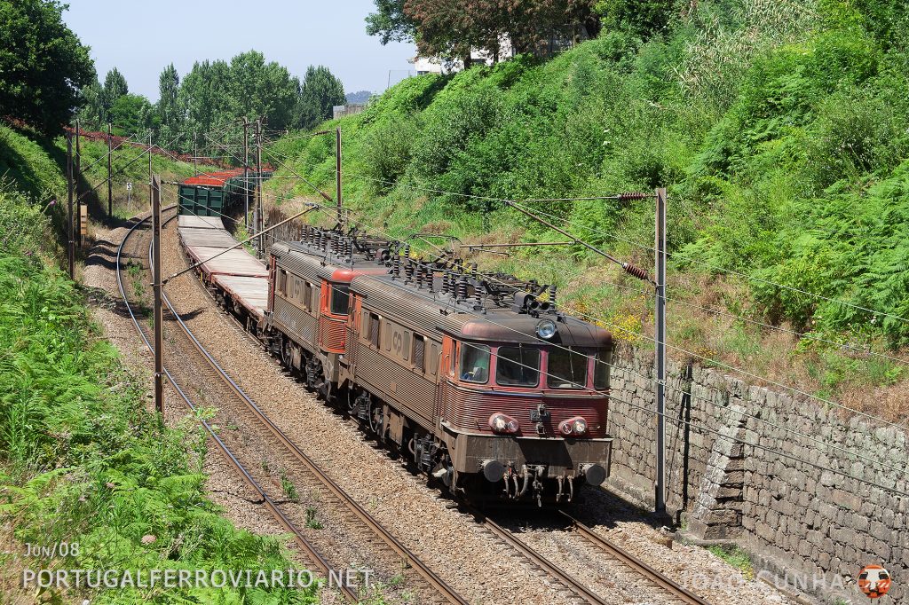 Wood + Empty cement hauled by 2566+2551 near Ermesinde with train 77230 Irivo - Gaia