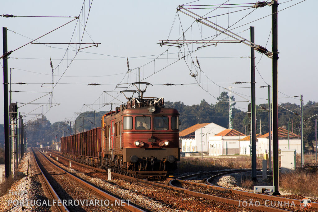 2568+2553 in front of train 50833/2 from Praias Sado to Gaia passing by Águas de Moura with CP 1462 travelling with the empty wagons to Pegões