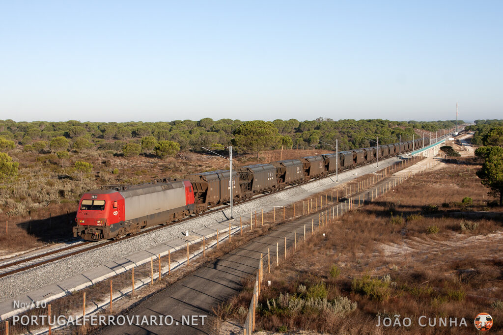 Unofficial start of the Alcácer bypass due to a derailment in the old line - 5621 near Santa Maria do Castelo with train 66580/1 from Pego to Sines