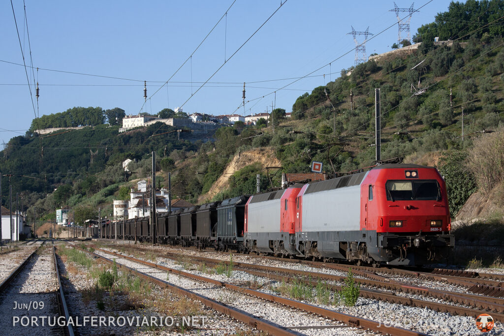 Heavy load - 1980t - for train 66850/1 Pego - Sines headed by 5626 and 5621.