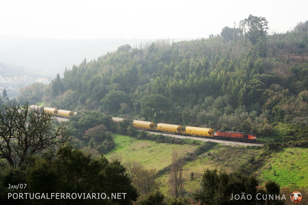 Grain train 68363 Lisboa S.A. - Ramalhal passing by Mafra with CP 1964
