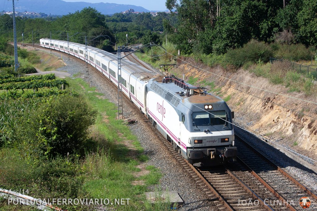 Leaving behind the Guillarei triangle, 252.046 pulls Trenhotel 922 Barcelona Sants - Vigo Guixar