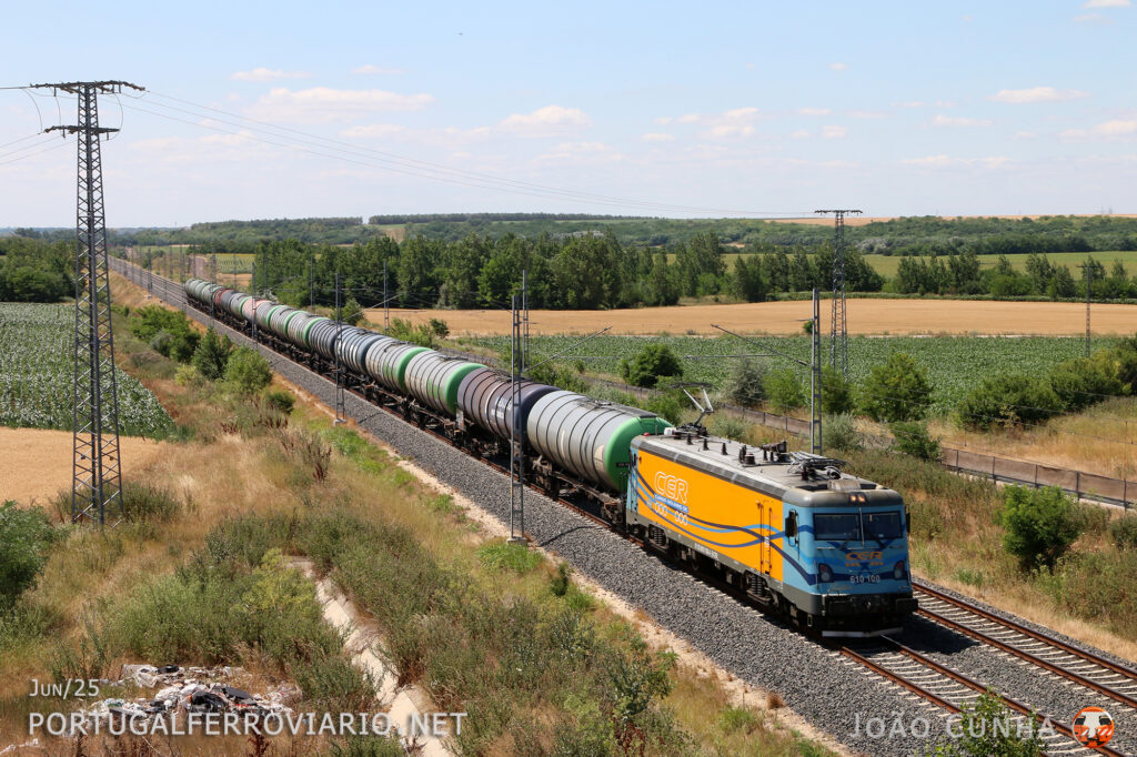 Near Százhalombatta, Romanian built 610.100 approaches with a fuel train