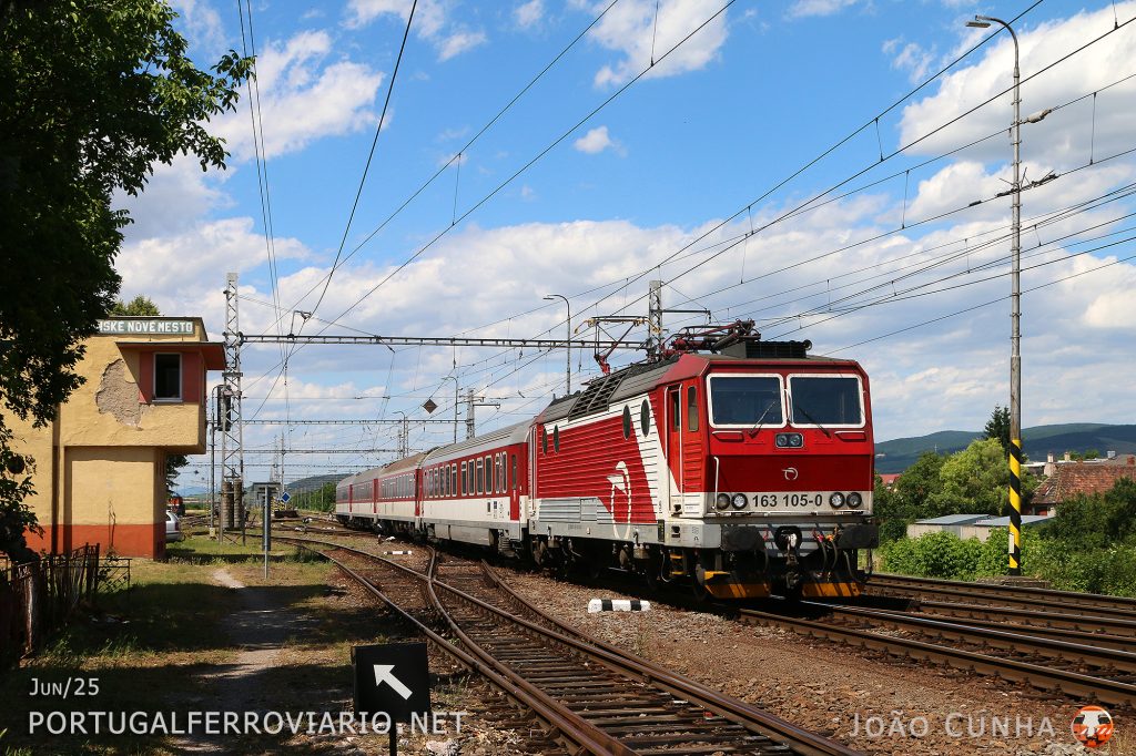 Near the Ukrainian border 163.105 passes by Nove Mesto with the Os 8517 from Presov to Cierna Nad Tisou