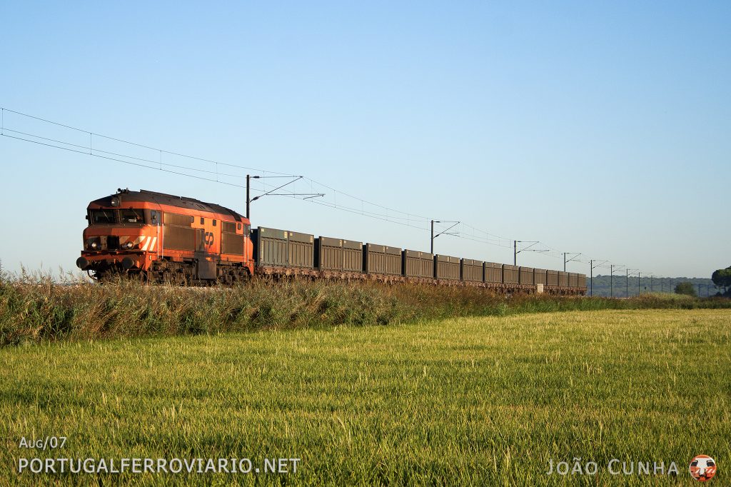 Sunrise highlights the splendid CP 1901 hauling an empty sand train from Praias Sado to Somincor branch, passing by Alcácer do Sal