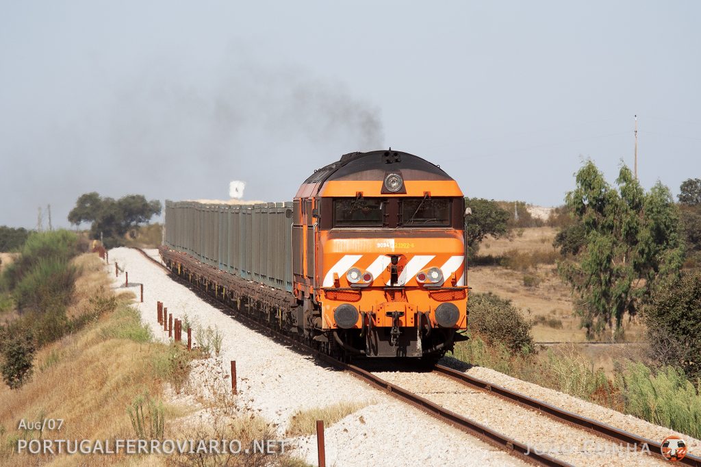 Roaring through Picotas, CP 1902 is arriving to the Neves Corvo mines with train 62891/0 from Somincor branch