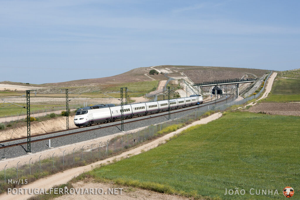 The beautiful S100.001 passing Seseña at almost 300 km/h with AVE 5102 to Alicante 