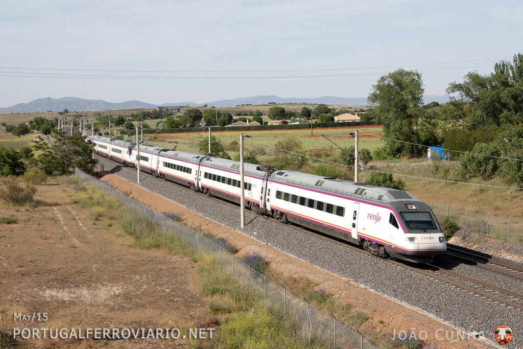 104.014 + 015 working Avant 8170 from Madrid to Puertollano, near Ciudad Real