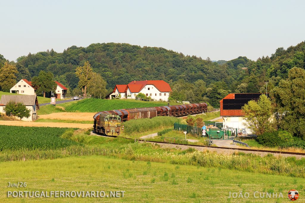 Sun sets whiles "Reagan" SZ 664.101 roars through Mala Pristava with a fantastic freight train from Rogatec to Celje